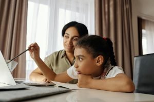 A escola e a família precisam estar de mãos dadas nesse processo.
