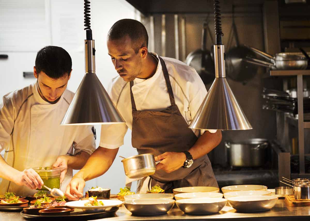 Chef saucier e commis de cuisine em brigada francesa