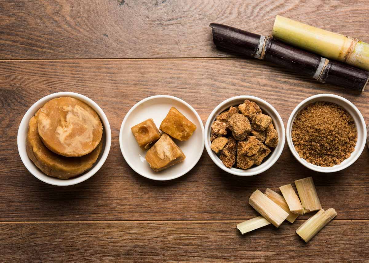 Potescontendo diferentes tipos de açúcar utilizados na confeitaria antiga