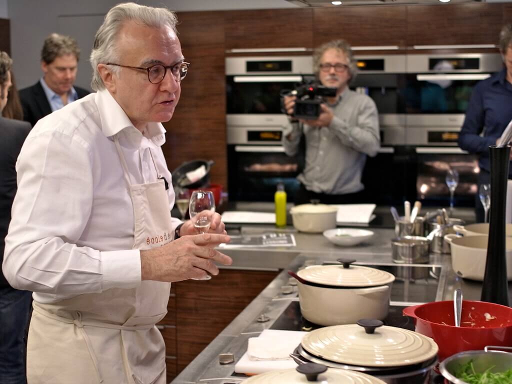 O chef de cozinha Alain Ducasse gravando uma aula sobre arte e gastronomia.