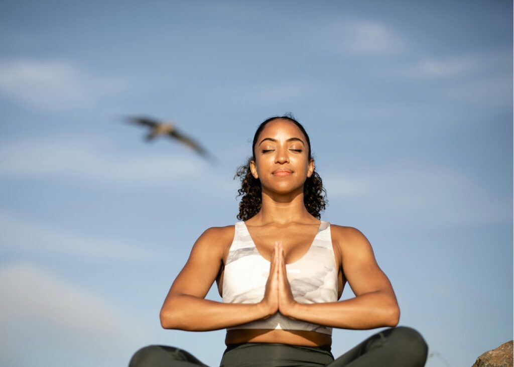 Mulher fazendo yoga